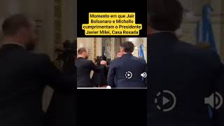 Momento em que Jair Bolsonaro e Michelle cumprimentam o Presidente Javier Milei, Casa Rosada