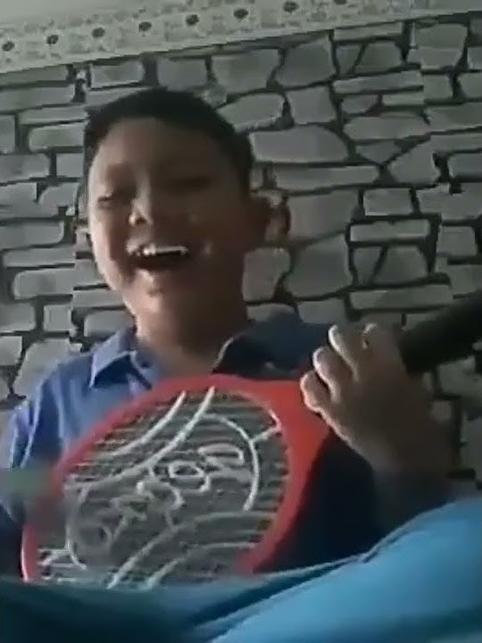 Bocah Ketawa Ngakak Sambil Main Raket Nyamuk