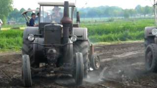 Alte Traktoren bei der Arbeit