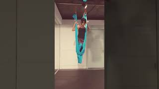 Download 초보 플라잉요가 강사님 워밍동작 내전근 스트레칭~쉬운시퀀스.flyingyoga. Video MP3 초보 플라잉요가 강사님 워밍동작 내전근 스트레칭~쉬운시퀀스.flyingyoga.