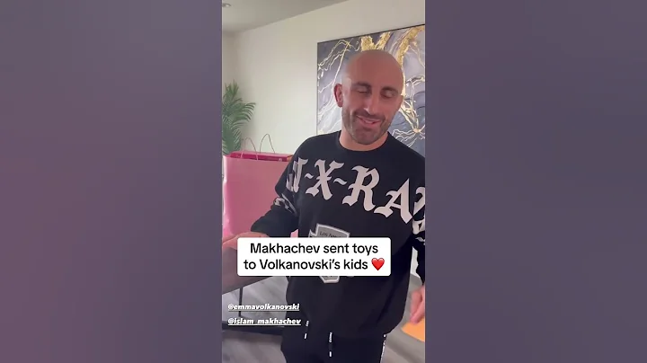 What a sweet gesture from Islam Makhachev 🤝 (via alexvolkanovski/TT)