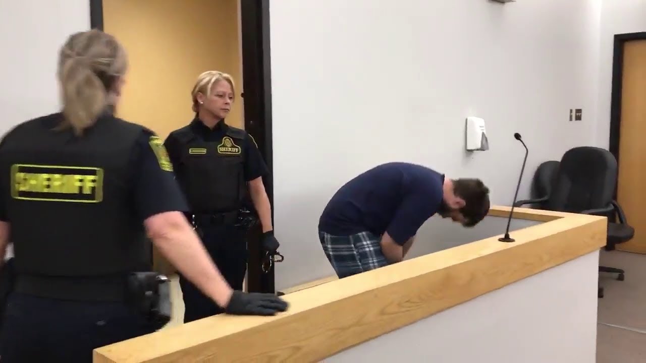 Two female officer handcuffed a man and escorted him into court. - YouTube