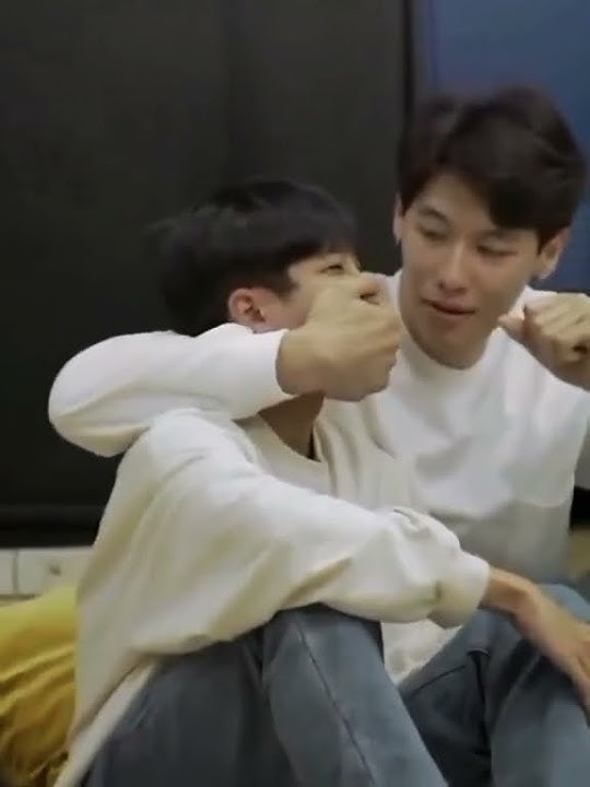 bro has big hands😂😳🤣 #plapodd #khaotungg #tonhonchonlatee#poddkhao