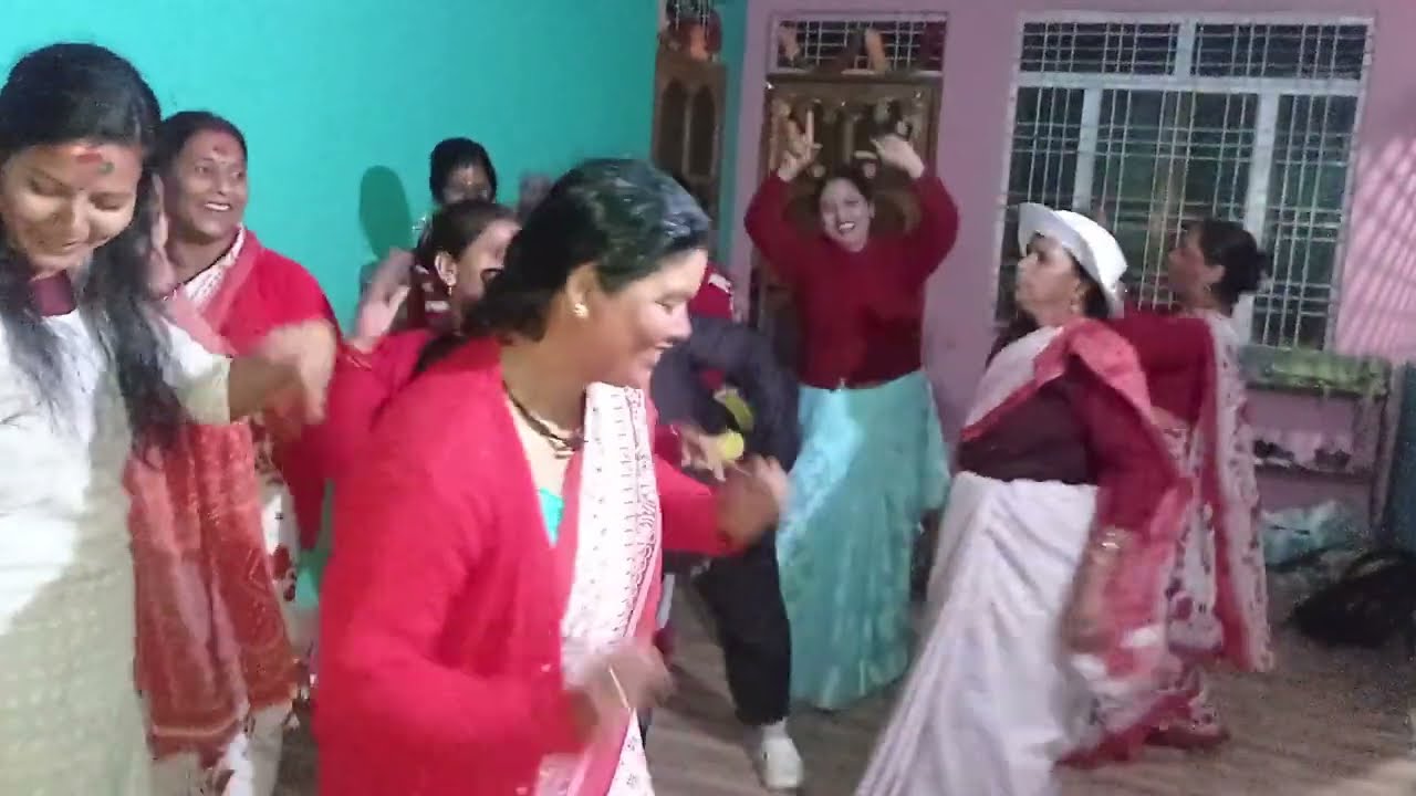 महिलाओं का डांस होली में ।।