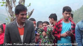 म्याग्दीका रवि कार्कीले गित गाउँदा बाग्लुङका केटीहरु जिल्लै। Nepali Panche Baja. Rabi Karki