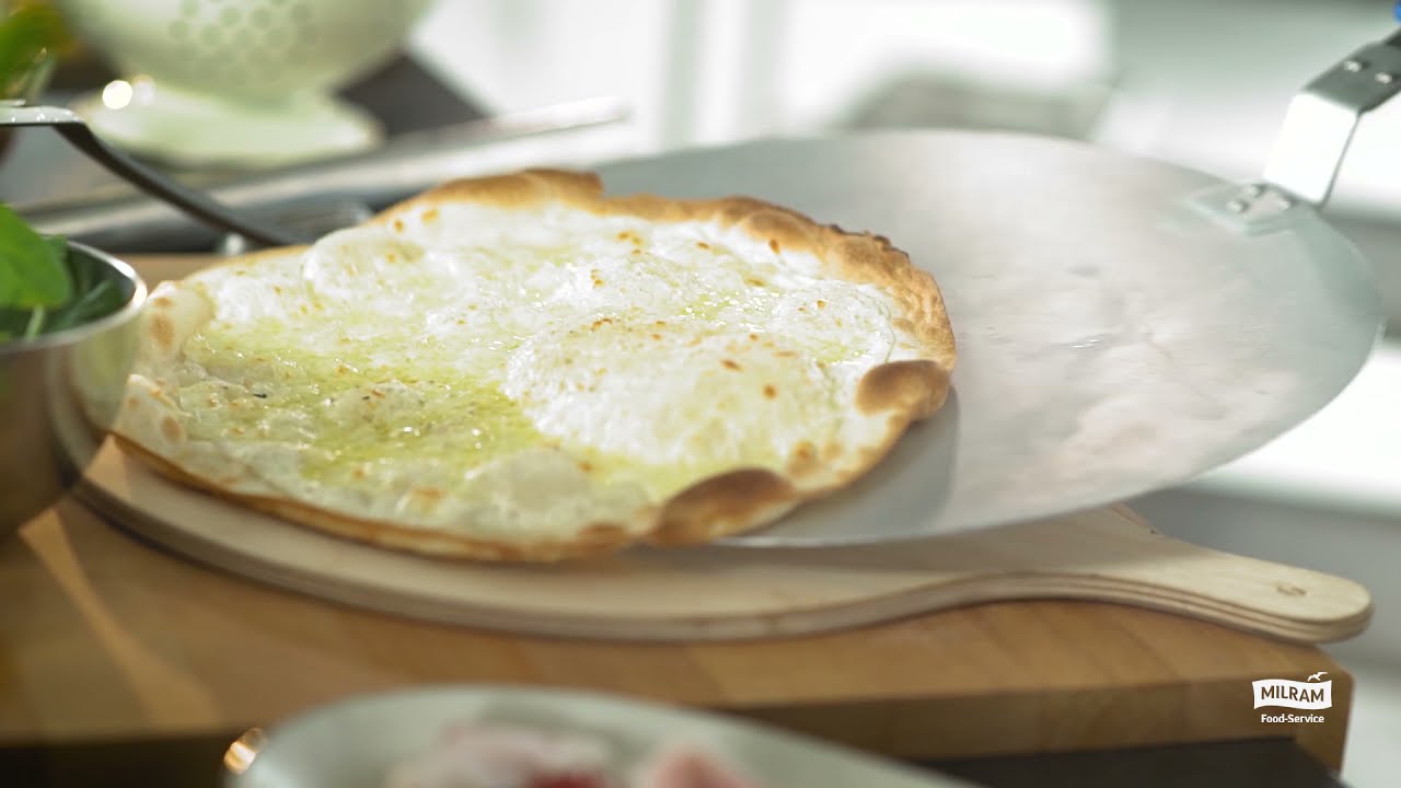 White Pizza mit Spinat und MILRAM Schmand