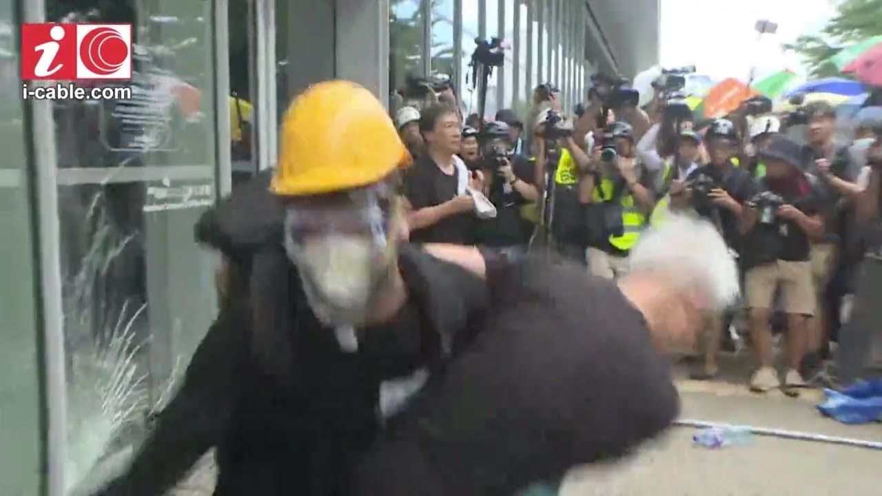 立法會衝擊 - 示威者衝擊立會撞毀玻璃進入大樓 - 有線新聞 i-Cable News