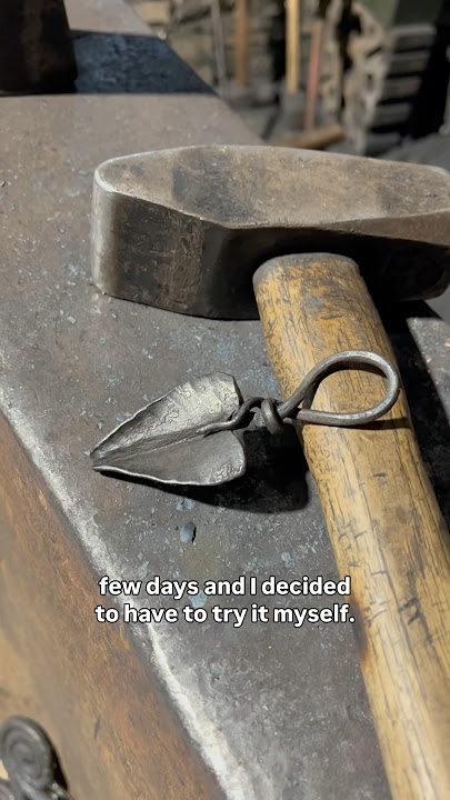 Bunratty blacksmith forging a leaf at #medievalblacksmith #anvil #forging #blacksmith