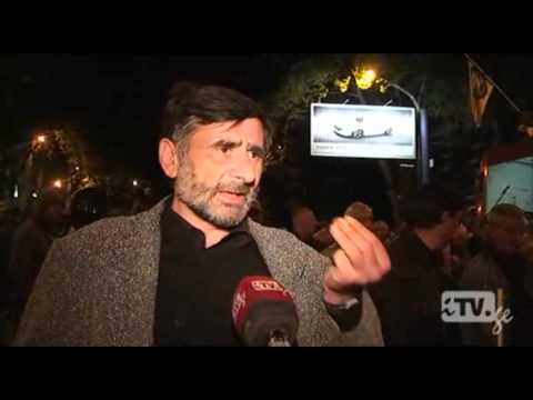 სახალხო კრების დაკრულზე აცეკვებული მომიტინგეები