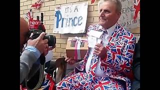 Terry Hutt with his card and cake from Kensington Palace # Royal Baby