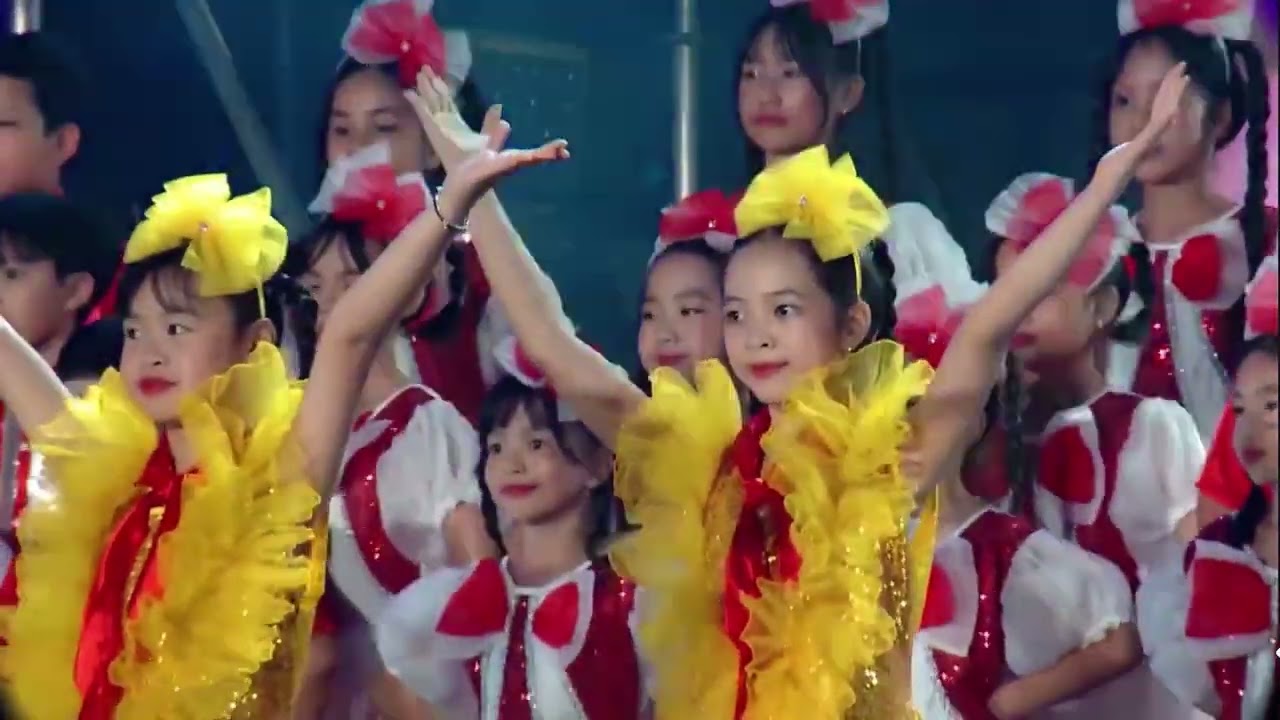 Bác Hồ - Người cho em tất cả (Elly - Bích Thảo & Tốp ca trường TH Thuận Hoà)