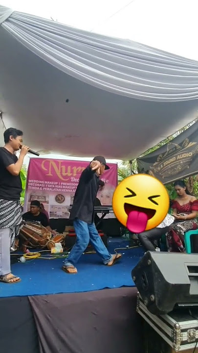 DETIK DETIK PENYANYI JATUH DI PANGGUNG