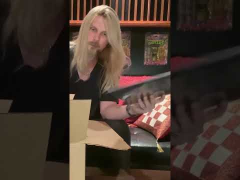 ELEGANT WEAPONS - Richie Faulkner unboxes the new album (SHORTS)