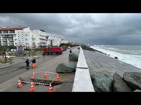 Видео: ШТОРМ В СОЧИ / Смыло все пляжи / шок
