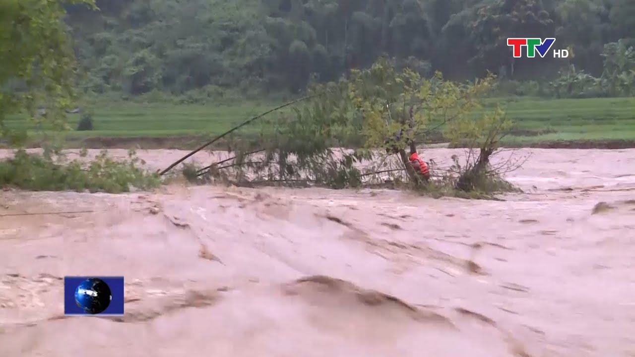 Nóng: Giải cứu 1 người dân bị lũ cuốn, mắc kẹt trên ngọn cây ở huyện Quan Sơn, Thanh Hóa
