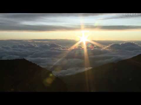 【動画素材】雲の上の日の出の瞬間　Beautiful Rising Sun Over Clouds Timelapse