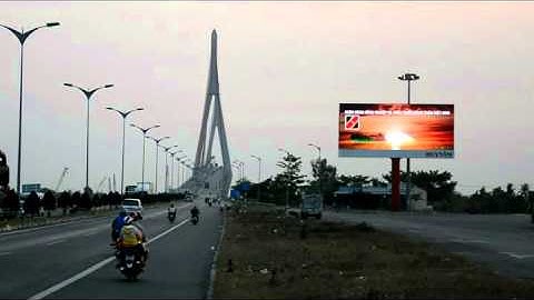 Quảng cáo Agribank trên màn hình LED cầu Cần Thơ`
