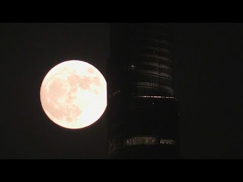 شاهد في منظر خلاب القمر الأزرق العملاق يضيء سماء دبي