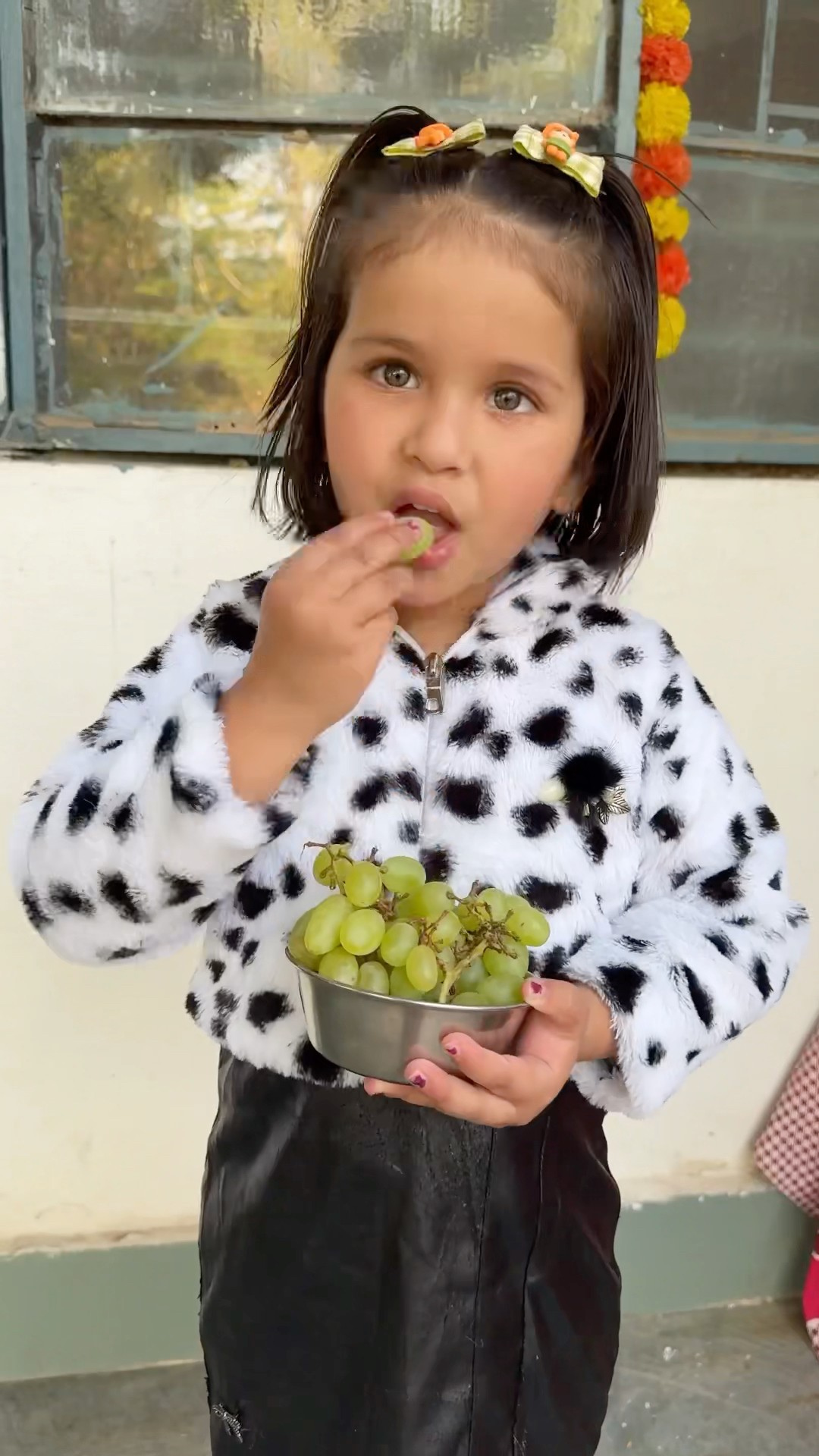 Papa ne vedika ko grapes diye??