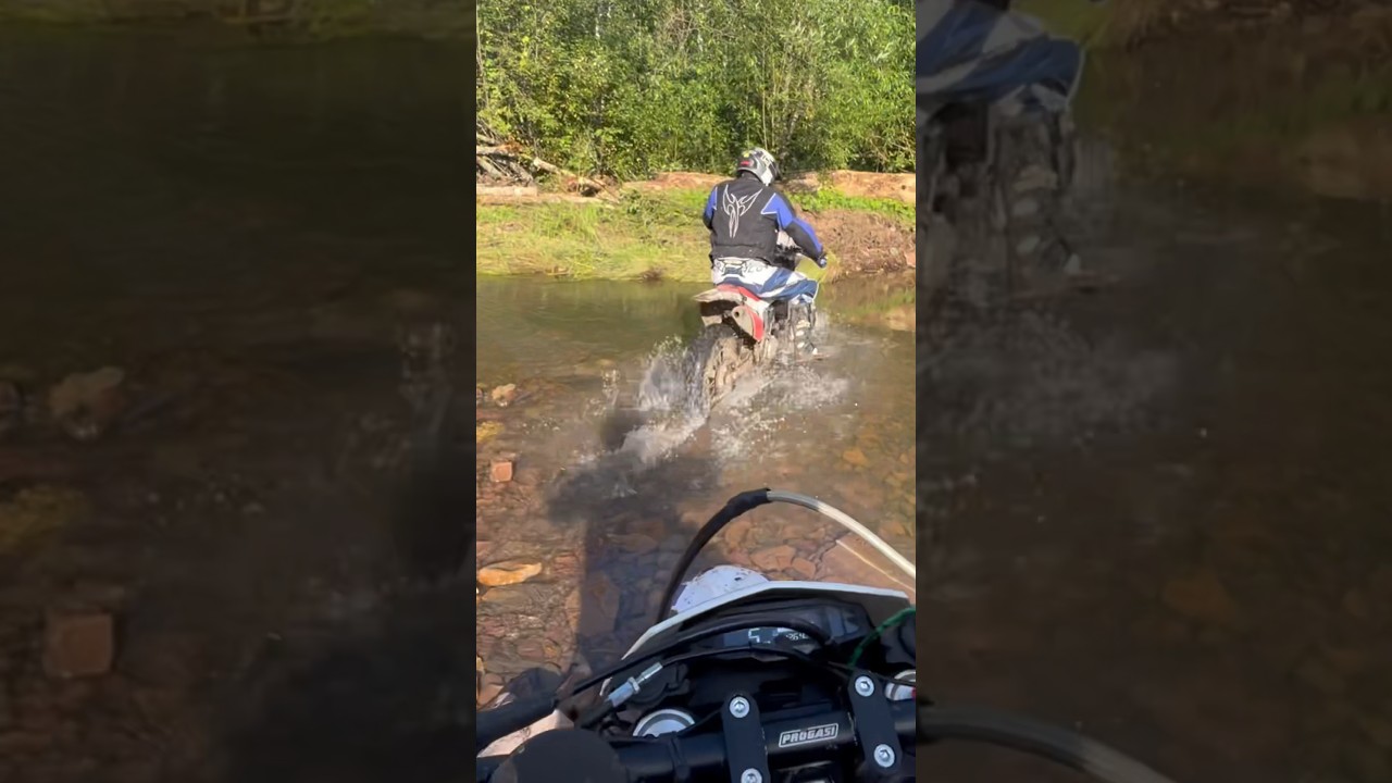 Переезжаем речку на эндуро 