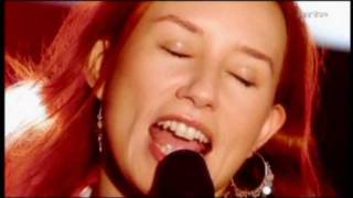 Video thumbnail of "Tori Amos live at Le Reservoir - Paris 2002 Part 1 (Scarlet's Walk & Pancake)"