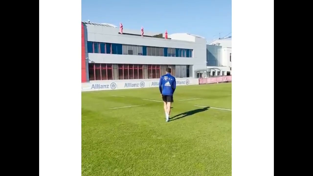 Oliver Kahn Saves Against Robert Lewandowski - Just a Normal office day