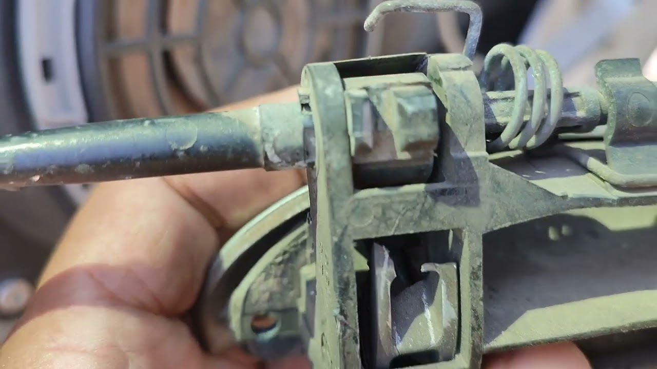 A porta não abre.  Aprenda a trocar a maçaneta do Peugeot 206.