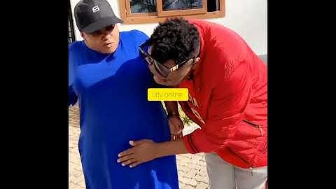 CHEK BALAA LA BABA LEVO AKIMSHIKA MAKALIO SHISHI BABY MBELE YA MUME WAKE.