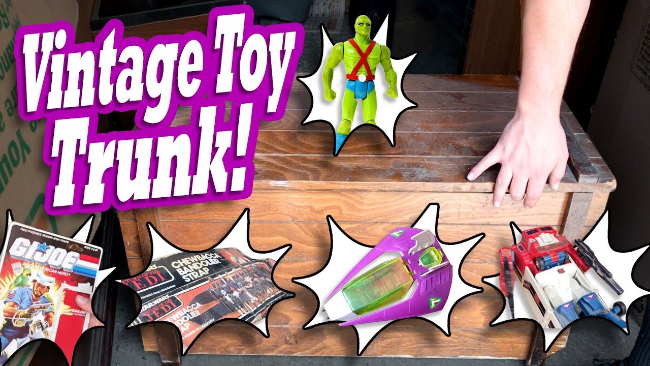 Opening a VINTAGE TOY TRUNK from the locker I bought at the abandoned