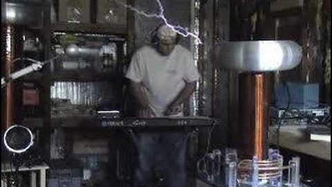 XenoSonic DRSSTC Bach Little Fugue Tesla Coil Yamaha Synth