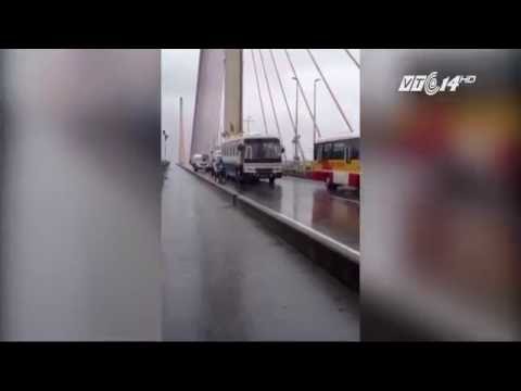  (VTC14)_Xe khách "chắn gió" cho xe máy qua cầu Bãi Cháy