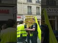 Le drapeau palestinien  drange certains populations   la rue de courcelles paris 17me 