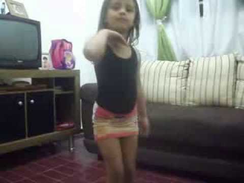 Bibica dançando Anitta na sala