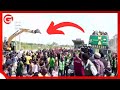 ONA ALICHOKIFANYA JAMAA HUYU KWENYE MSAFARA Wa YANGA WAKIELEKEA JANGWANI Na MAKOMBE YAO ONA ALICHOKIFANYA JAMAA HUYU KWENYE MSAFARA Wa YANGA WAKIELEKEA JANGWANI Na MAKOMBE YAO