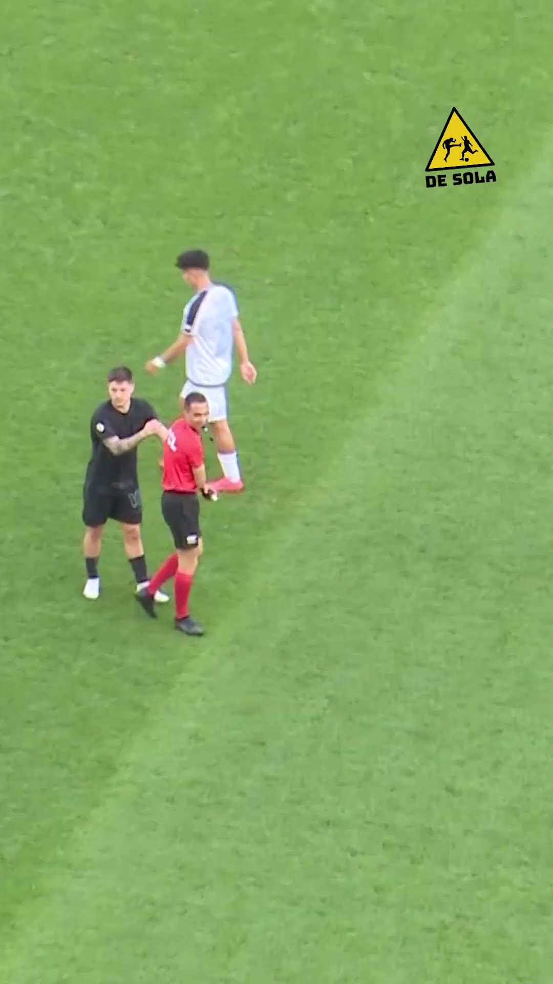 JUIZ TOMA BOLADA E DESMONTA EM CAMPO! ?? #shorts