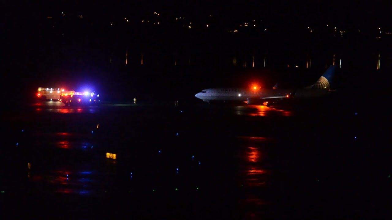 EMERGENCY Landing!!! United Airlines Boeing 737900ER [N66828] Emergency Landing At PDX YouTube