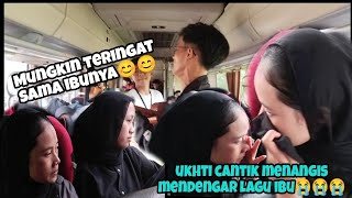 PENGAMEN ANYER// JILBAB HITAM MENANGIS MENDENGAR LAGU IBU 🥲