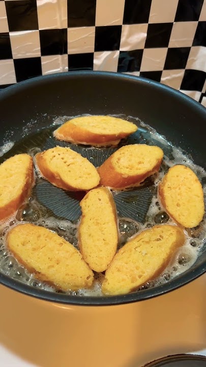 Очень вкусные багетные гренки в яйце со сметаной и чесночком соль перец ...