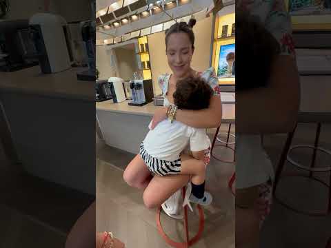 BREASTFEEDING A TODDLER IN PUBLIC AND CONFIDENT #shortvideo #MOMLIFE #SHORTS #awareness #love
