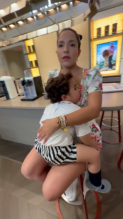 BREASTFEEDING A TODDLER IN PUBLIC AND CONFIDENT #shortvideo #MOMLIFE #SHORTS #awareness #love