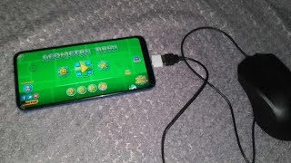playing geometry dash with a mouse connected into my phone