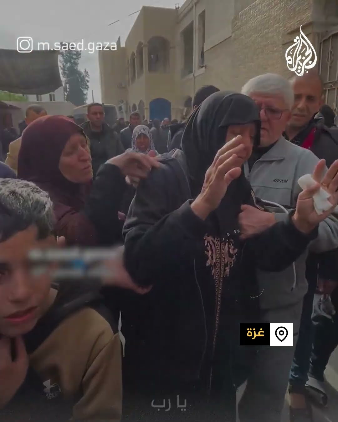 فلسطينية مكلومة تدعو الله أن يعينها على إعانة  أسرة فقيدها جراء القصف الإسرائيلي