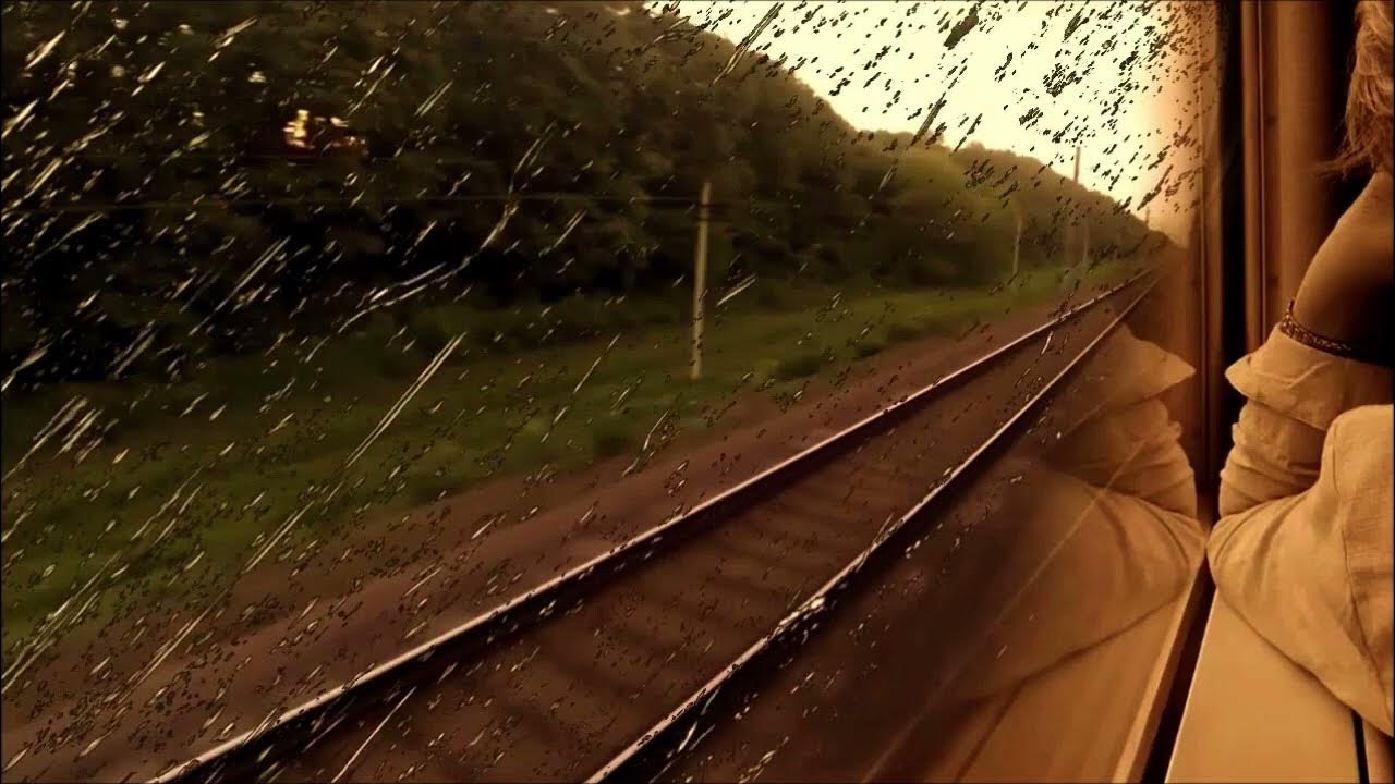 Навстречу друг другу едут поезда. Окно поезда. Окно вагона. Уходящий поезд. Вид с окна поезда.