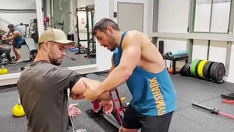 Chris Hemsworth using blood-flow restriction training to build his arm muscles