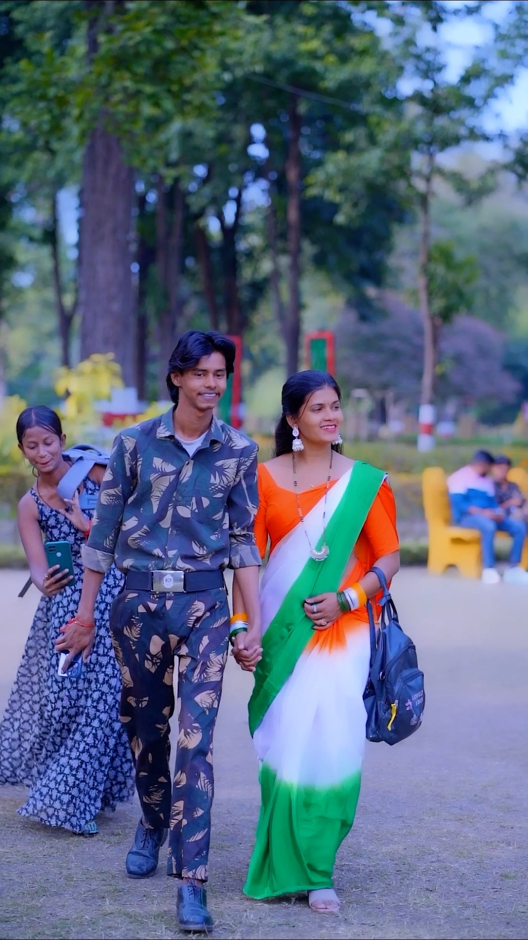 Ek trap h ghar bali ek trap h bahar bali