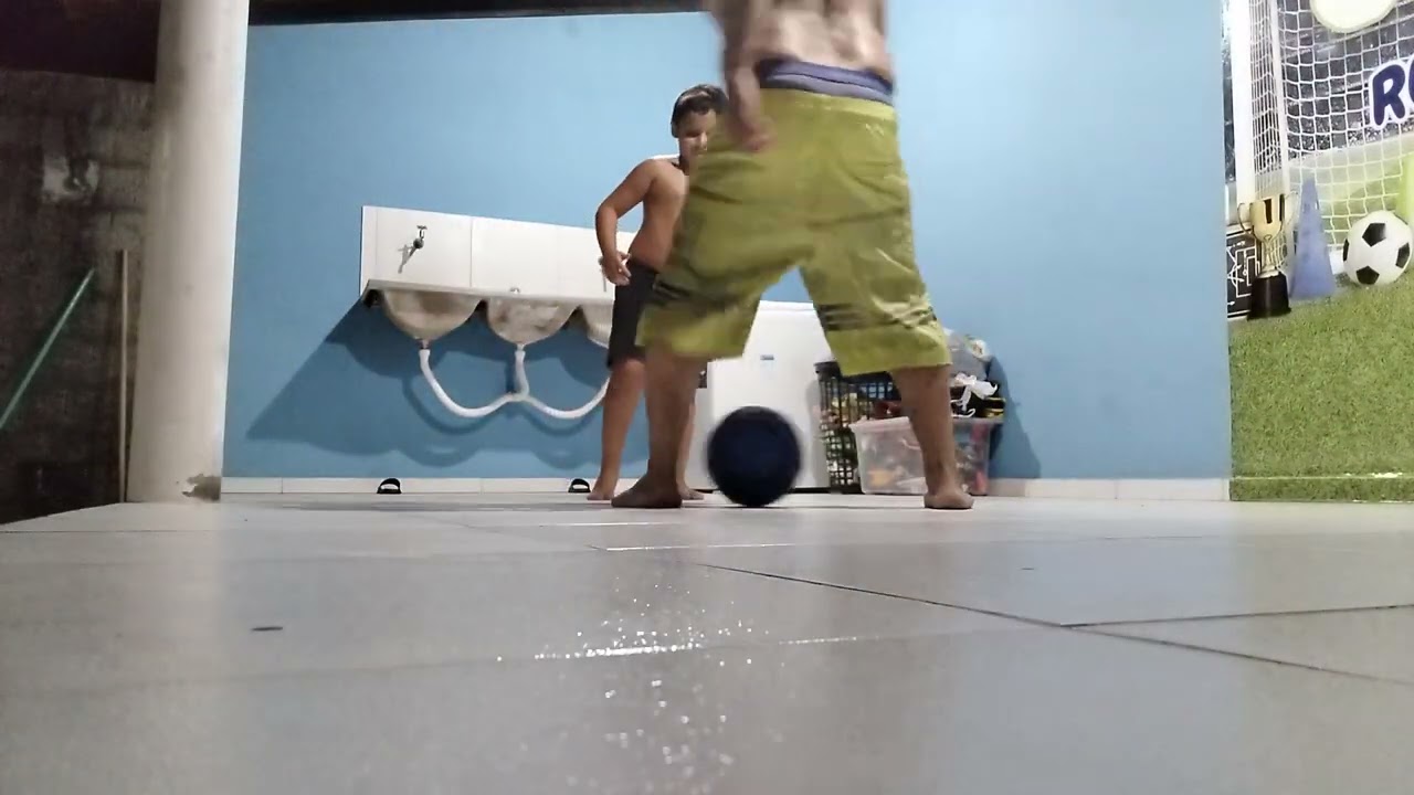 Ruan e rene jogando bola