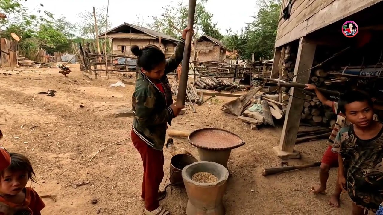 #เที่ยวลาว วิถีชีวิตหลังจากกลับมาจากทำไร่ทำสวนผู้หญิงตำข้าวทอผ้าหาบยน้ำมาเห็นผู้ชายทำช่วยก้อวันนี้