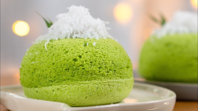 Klepon Lava Cake yang lezat dengan isi gula merah cair dan lapisan cokelat yang meleleh, siap dinikmati