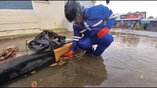 Heavy rain causes sewer blockages garbage collection to resolve congestion Garbage Collection In Heavy Rain