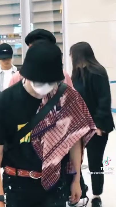 Taeyong bawa sarung di bahu Damagenya nambah😭❤️